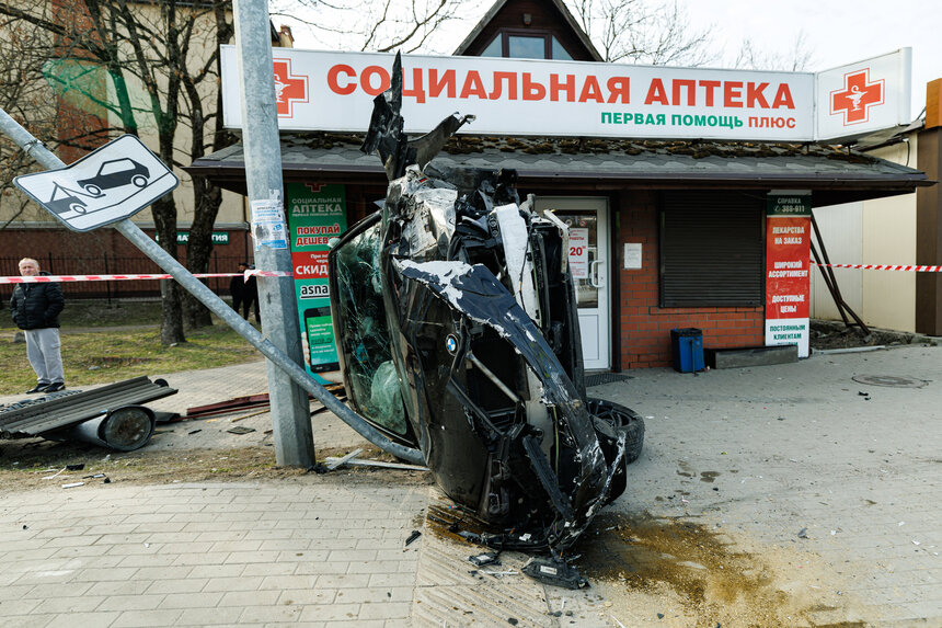 «БМВ» на скорости вылетела на людей, которые собирались переходить дорогу, после чего протаранила аптеку.  | Фото: Александр Мелехов