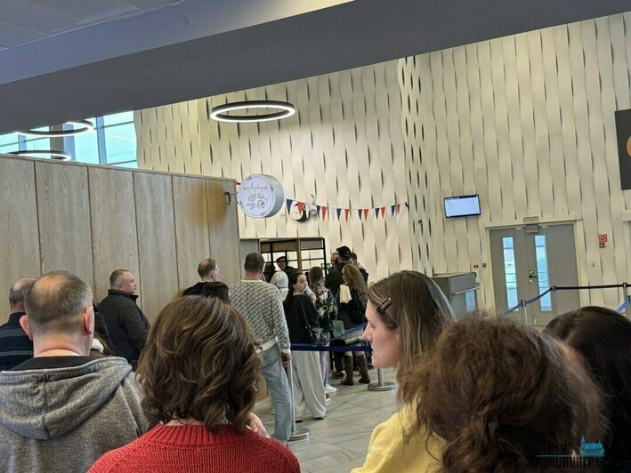 «Народ активно разбирает»: из-за продолжающегося коллапса пассажирам Храброво начали раздавать коврики (фото) - Новости Калининграда | Фото: Евгения Иванкова / «Страна Калининград»