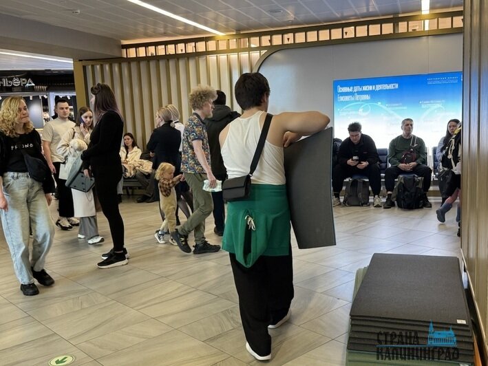 В "Храброво" пассажирам начали раздавать коврики и еду | Фото: Евгения Иванкова