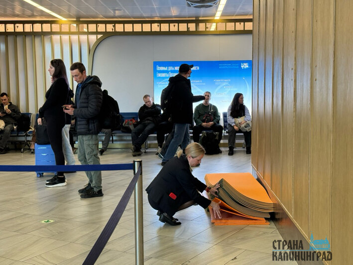 В "Храброво" пассажирам начали раздавать коврики и еду | Фото: Евгения Иванкова