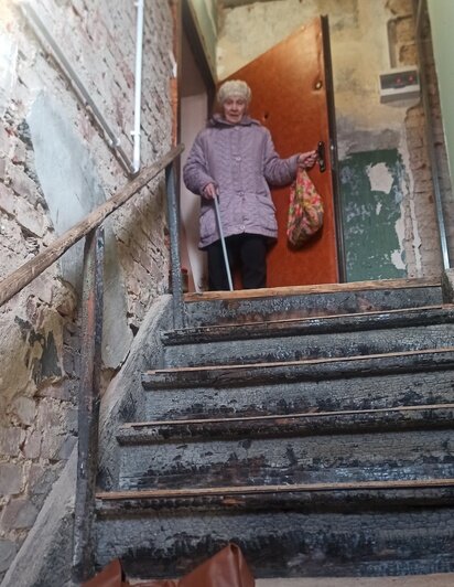 94-летняя жительница Янтарного вынуждена ползком подниматься в квартиру из-за аварийной лестницы - Новости Калининграда | Фото: Надежда Ржевская