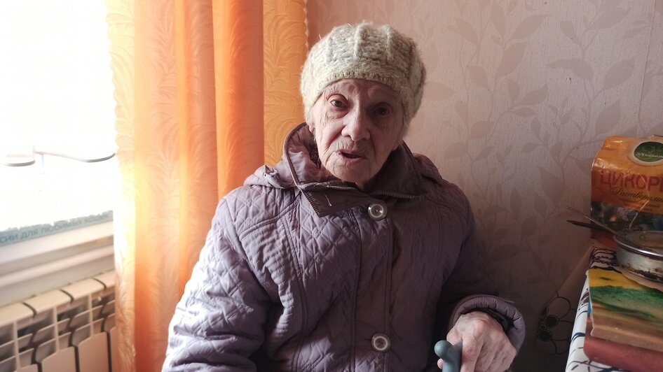94-летняя жительница Янтарного вынуждена ползком подниматься в квартиру из-за аварийной лестницы - Новости Калининграда | Фото: Надежда Ржевская