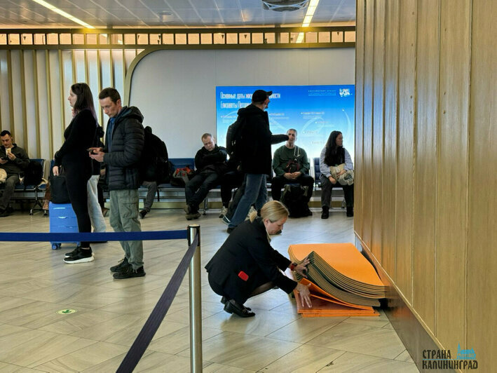 «Народ активно разбирает»: из-за продолжающегося коллапса пассажирам Храброво начали раздавать коврики (фото) - Новости Калининграда | Фото: Евгения Иванкова / «Страна Калининград»