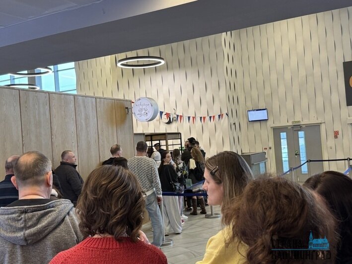 В "Храброво" пассажирам начали раздавать коврики и еду | Фото: Евгения Иванкова