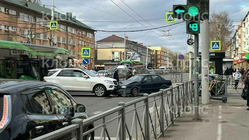 «Бабушка плачет, дедушка её успокаивает»: на пересечении Горького и Озерова столкнулись машины, собирается пробка (фото, видео) - Новости Калининграда | Фото: очевидцы