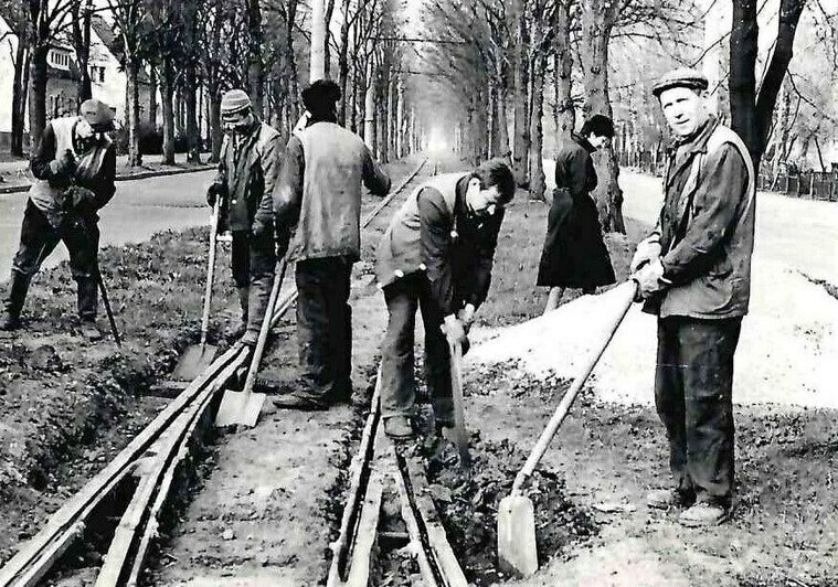 «Тогда восстанавливали, сегодня развиваем»: в «Калининград-ГорТрансе» сравнили ремонт трамвайных путей 40 лет назад и сейчас (фото) - Новости Калининграда | Фото: канал АО «Калининград-ГорТранс» / Телеграм