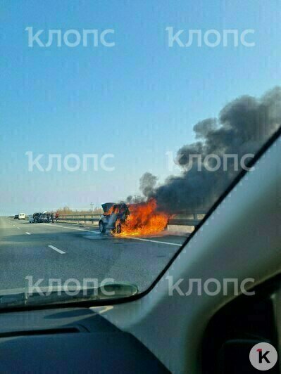 На Приморском кольце вспыхнул автомобиль (видео) - Новости Калининграда | Фото: очевидец