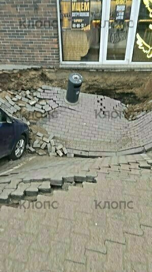 «Создаётся ощущение, будто весь магазин сейчас развалится»: в Балтийске перед супермаркетом под землю ушла парковка с авто - Новости Калининграда | Фото очевидцев