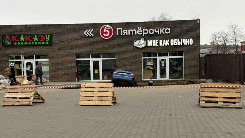 Машину достанут, а у ямы на ночь выставят охрану: власти Балтийска прокомментировали провал в центре города - Новости Калининграда | Фото: администрация Балтийского района