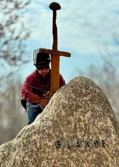 Балтийский Экскалибур: в Калининградской области появился памятник, посвящённый древнему вождю пруссов  - Новости Калининграда | Фото: сообщество «Кирха Рудау. Парк-Музей» // «ВКонтакте»