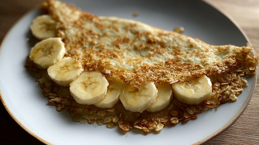 Простой и быстрый завтрак на каждый день: готовим блин из овсяных хлопьев и банана  - Новости Калининграда | Иллюстрация: Ксения Александрова / «Клопс»