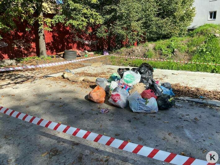 Приучили к цивилизации, а вернулась дикость: калининградцы оставляют пакеты на месте бывшей мусорки и возле урн (фото)   - Новости Калининграда | Фото: очевидец