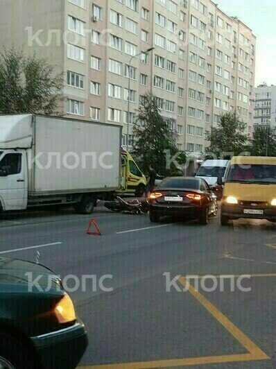 В Калининграде на Аксакова мотоциклист угодил под фургон - Новости Калининграда | Фото очевидцев