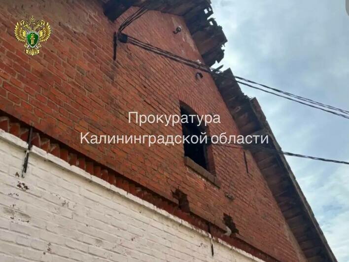 Черепица сползает, стропила гниют: в Полесском районе через суд добились ремонта крыши дома   - Новости Калининграда | Фото: прокуратура Калининградской области