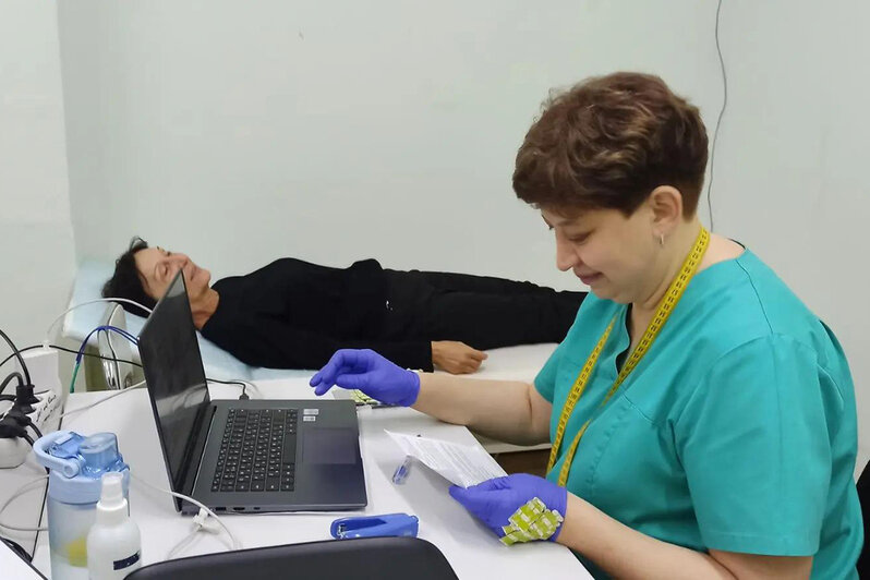 Участники акции прошли экспресс-оценку показателей здоровья на аппарате GigaDoc, осмотр врача и биоимпедансометрию пр | Фото: правительство Калининградской области