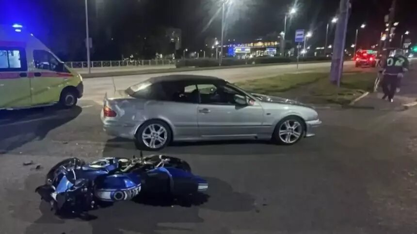 Поворачивал на заправку и не уступил мотоциклу: на Московском проспекте Mercedes врезался в Suzuki   - Новости Калининграда | Фото: Госавтоинспекция Калининградской области