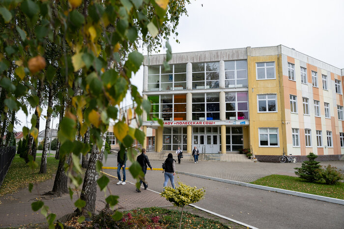 Построенное больше десяти лет назад здание дало возможность всем ученикам получать качественное школьное и дополнительное образование | Фото: Александр Подгорчук