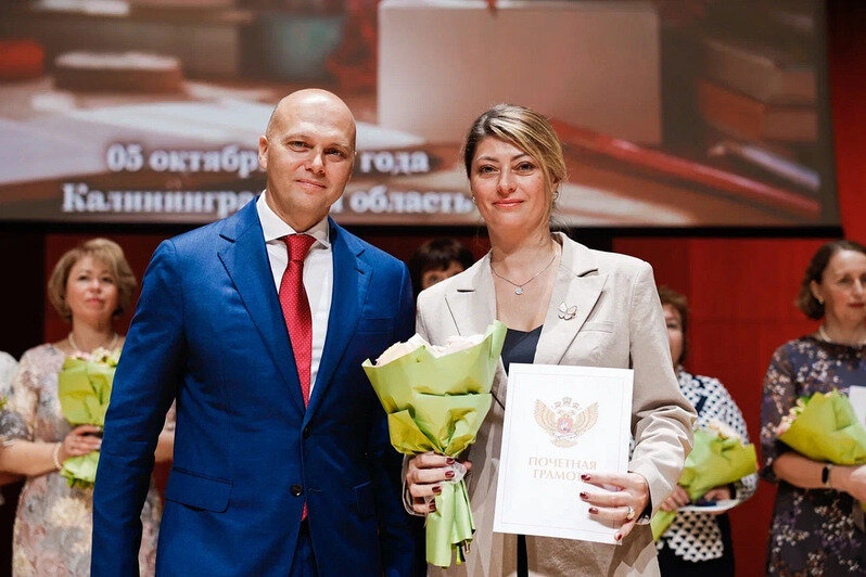 Алексей Беспрозванных вручил 51 награды, 10 жилищных сертификатов и 13 сертификатов на единовременную выплату | Фото: правительство Калининградской области