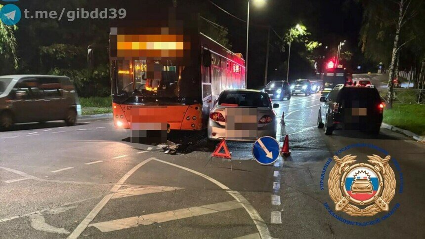 В Калининграде у Зимнего озера женщина на Toyota врезалась в автобус и получила травмы - Новости Калининграда | Фото: Госавтоинспекция Калининградской области