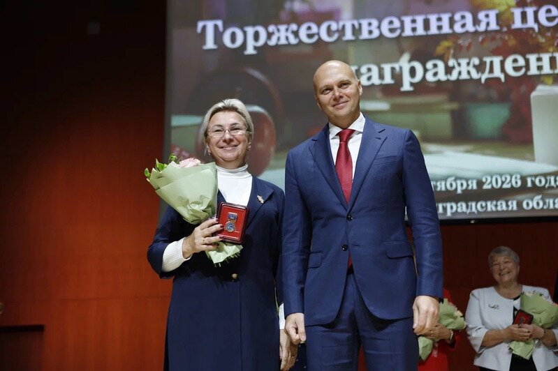 Алексей Беспрозванных вручил 51 награды, 10 жилищных сертификатов и 13 сертификатов на единовременную выплату | Фото: правительство Калининградской области