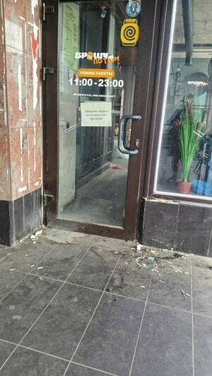 В центре Калининграда одну из лестниц бывшего магазина «Океан» превратили в общественный туалет (фото, видео)  - Новости Калининграда | Фото: «Клопс»