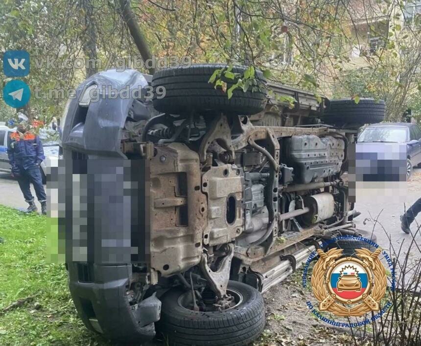 Во дворе на Невского легковушка налетела на бордюр и перевернулась: есть пострадавший - Новости Калининграда | Фото: канал Госавтоинспекции Калининградской области / Макс