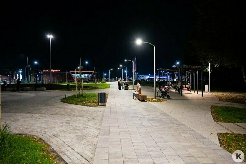 Народу много даже ночью: в Калининграде открыли сквер на Аксакова (фоторепортаж) - Новости Калининграда | Фото: Александр Подгорчук / «Клопс»