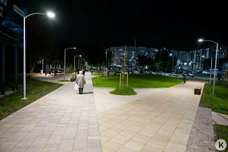Народу много даже ночью: в Калининграде открыли сквер на Аксакова (фоторепортаж) - Новости Калининграда | Фото: Александр Подгорчук / «Клопс»