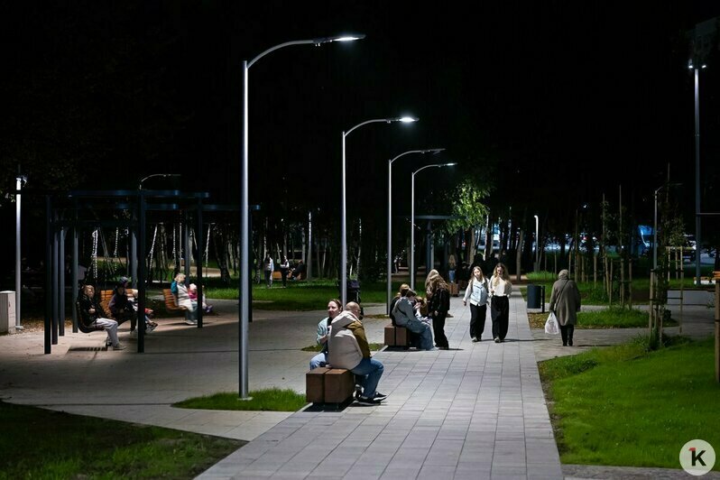 Народу много даже ночью: в Калининграде открыли сквер на Аксакова (фоторепортаж) - Новости Калининграда | Фото: Александр Подгорчук / «Клопс»