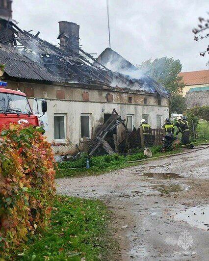 В Нестеровском округе пожар уничтожил три квартиры и кровлю довоенного дома - Новости Калининграда | Фото: МЧС региона