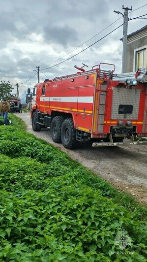 В Нестеровском округе пожар уничтожил три квартиры и кровлю довоенного дома - Новости Калининграда | Фото: МЧС региона