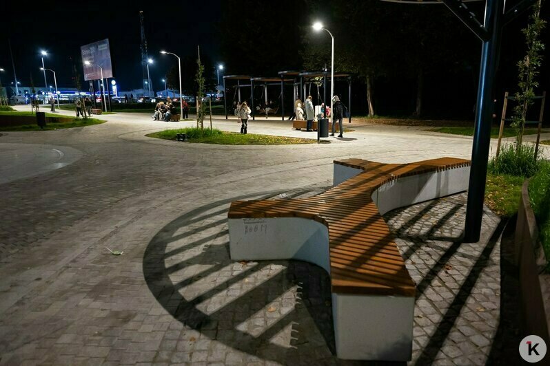 Народу много даже ночью: в Калининграде открыли сквер на Аксакова (фоторепортаж) - Новости Калининграда | Фото: Александр Подгорчук / «Клопс»