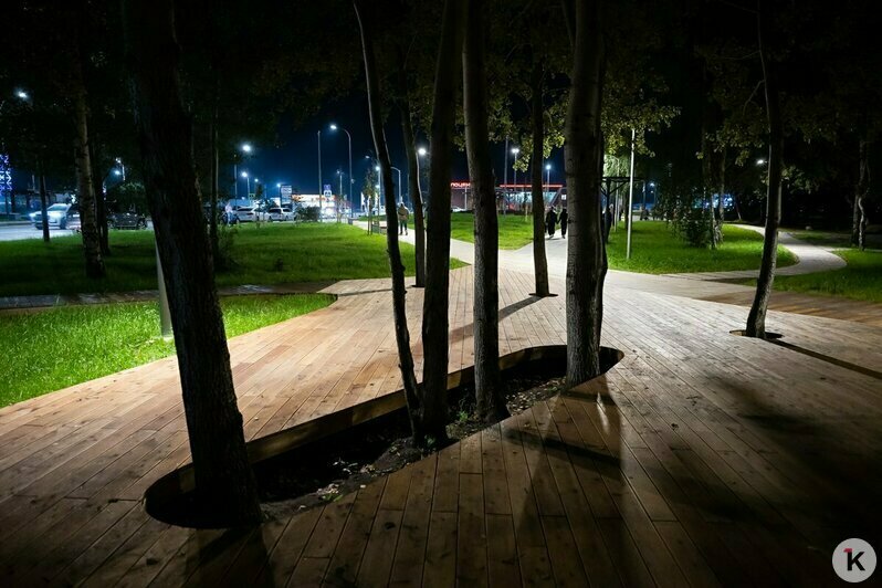 Народу много даже ночью: в Калининграде открыли сквер на Аксакова (фоторепортаж) - Новости Калининграда | Фото: Александр Подгорчук / «Клопс»