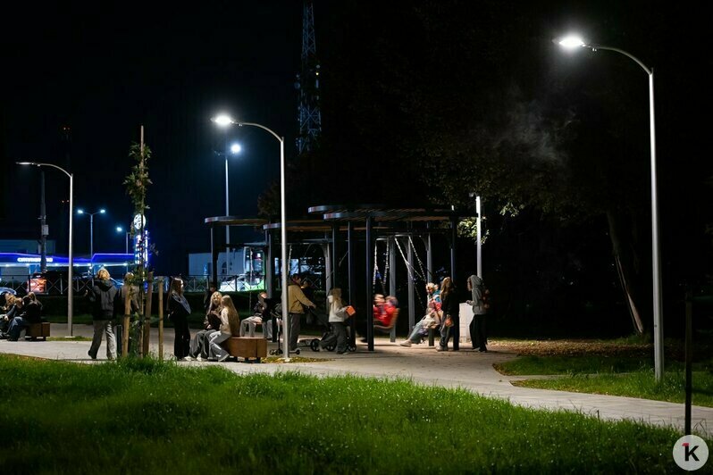 Народу много даже ночью: в Калининграде открыли сквер на Аксакова (фоторепортаж) - Новости Калининграда | Фото: Александр Подгорчук / «Клопс»