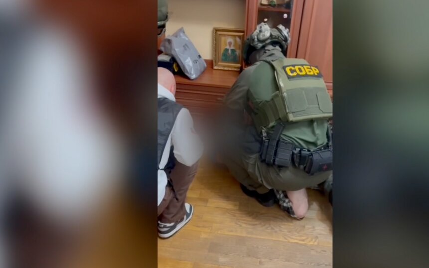 Мужчину задержали в Москве и доставили в Калининград. | Фото: кадр видео УМВД России по Калининградской области