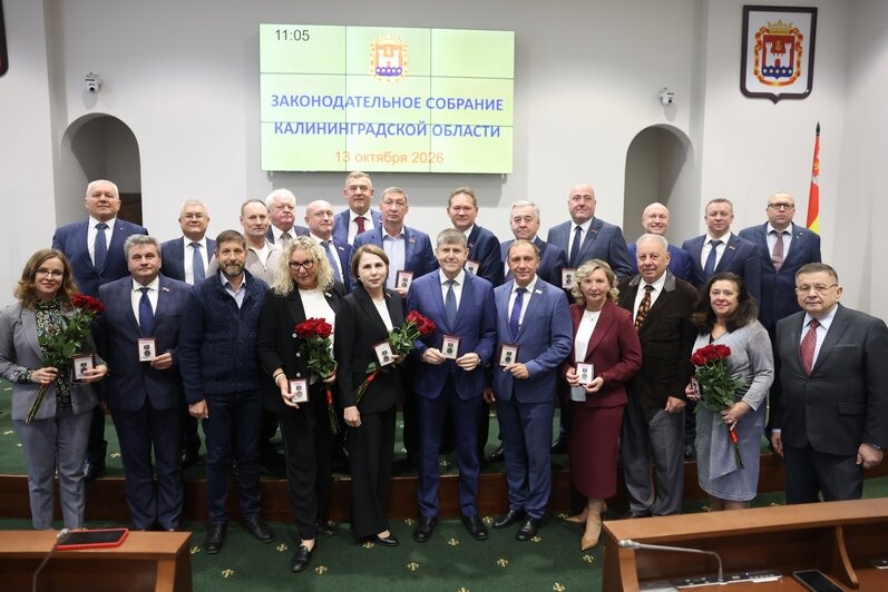Кропоткин вручил депутатам предыдущего созыва юбилейные медали к 80-летию Калининградской области   - Новости Калининграда | Фото: пресс-служба регионального парламента
