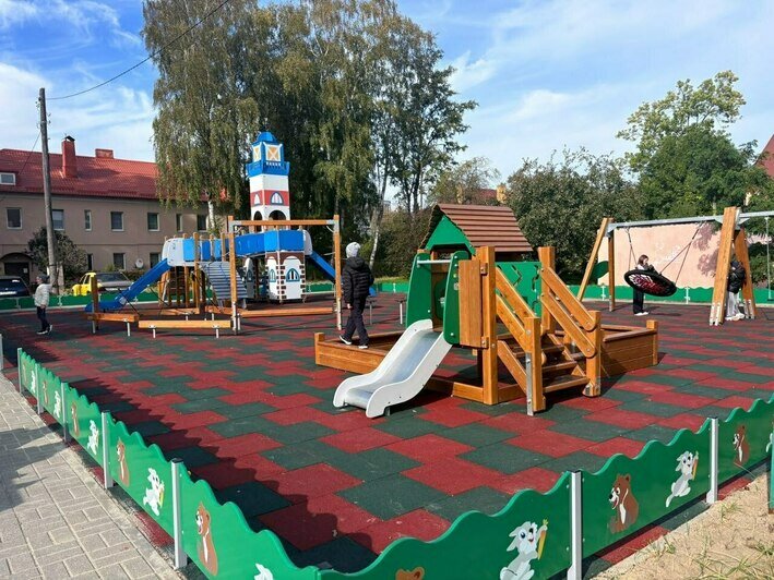 В Светлогорске детскую площадку оформили в духе 80-летия Калининградской области и роман Вирджинии Вулф - Новости Калининграда | Фото: телеграм-канал Владимира Бондаренко
