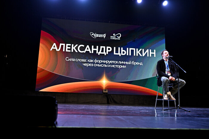 Писатель считает, что преимущество получат те, кто умеет работать с искусственным интеллектом и при этом интересен как личность | Фото: Александр Подгорчук