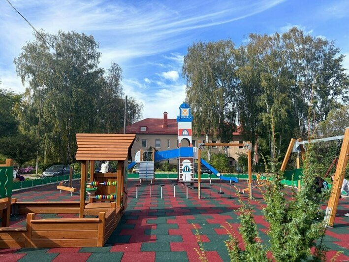 В Светлогорске детскую площадку оформили в духе 80-летия Калининградской области и роман Вирджинии Вулф - Новости Калининграда | Фото: телеграм-канал Владимира Бондаренко