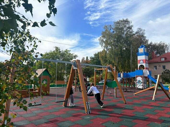В Светлогорске детскую площадку оформили в духе 80-летия Калининградской области и роман Вирджинии Вулф - Новости Калининграда | Фото: телеграм-канал Владимира Бондаренко