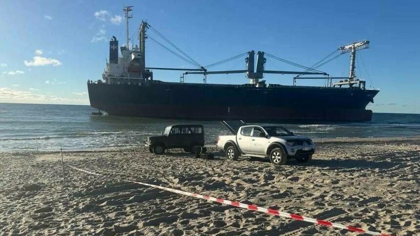 Пограничники просят калининградцев и туристов не приближаться к сухогрузу, который сел на мель у Янтарного   - Новости Калининграда | Фото: пресс-служба ПУ ФСБ России по Калининградской области