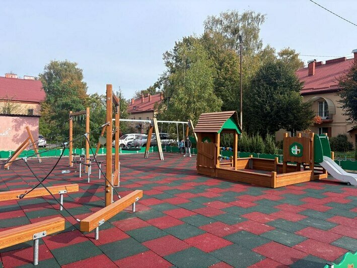 В Светлогорске детскую площадку оформили в духе 80-летия Калининградской области и роман Вирджинии Вулф - Новости Калининграда | Фото: телеграм-канал Владимира Бондаренко