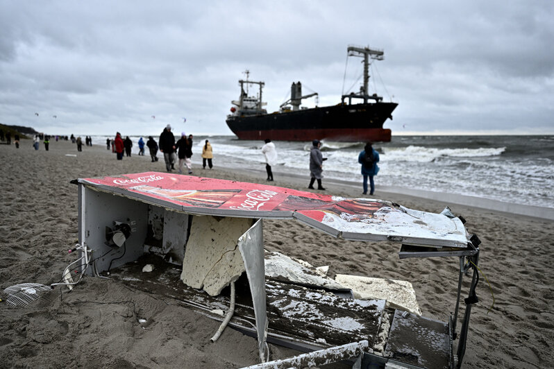 Непогода не помеха: из-за севшего на мель сухогруза пляж в Янтарном заполонили отдыхающие (фоторепортаж) - Новости Калининграда | Фото: Александр Подгорчук / «Клопс»