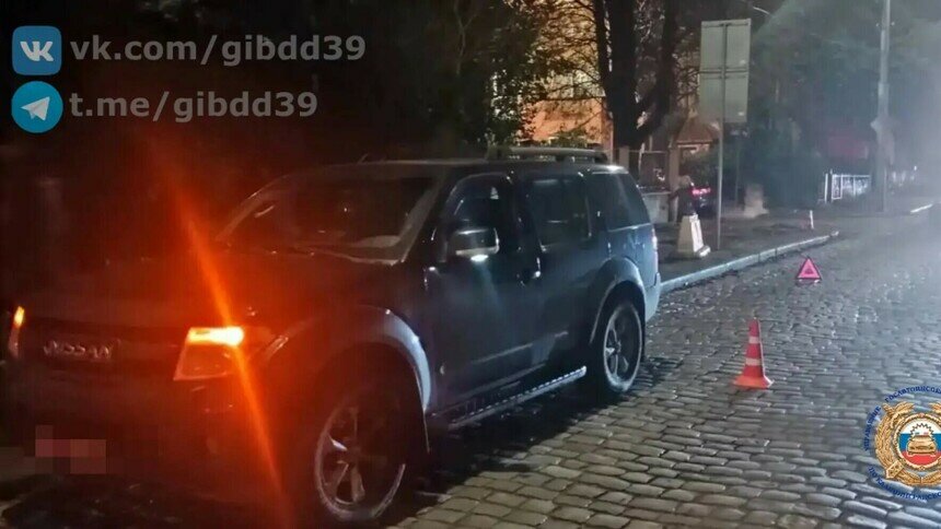 В Калининграде в прохожую прилетел валявшийся на дороге глушитель, на который наехал внедорожник - Новости Калининграда | Фото: Госавтоинспекция Калининградской области