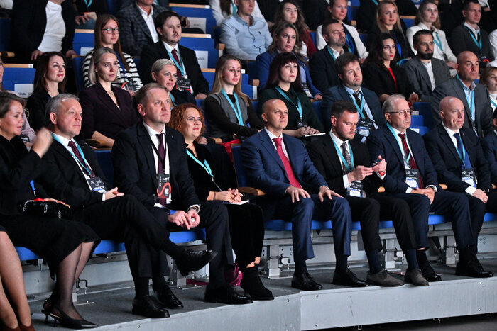 На пленарной сессии выступили представители крупных компаний | Фото: Александр Подгорчук
