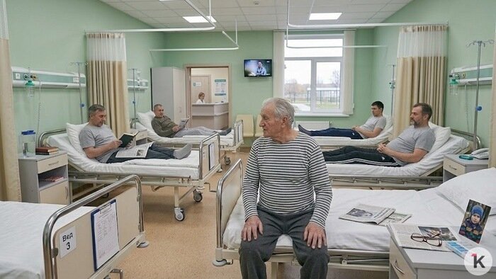 Ничей дедушка: калининградская молодая семья взяла на себя заботу об одиноком и беспомощном пожилом человеке   - Новости Калининграда | Иллюстрация: «Клопс» / нейросеть Gemini