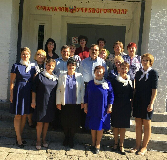 Это коллективное фото учителей школы сделано в 2018 году. Через три года её присоединят к Крыловской средней школе, но всех педагогов оставят   | Фото: архив Мозырьской средней школой