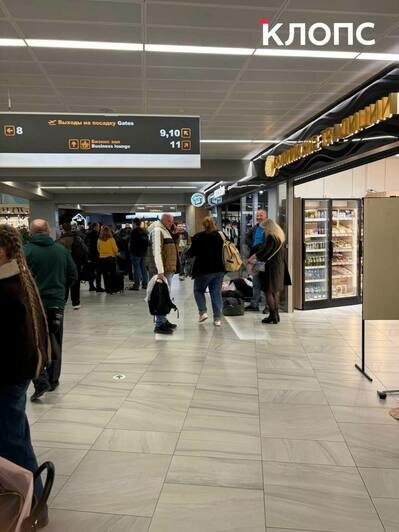 В Храброво пассажиры задержанных рейсов провели ночь на ковриках для йоги (фото, видео) - Новости Калининграда | Фото: очевидцы