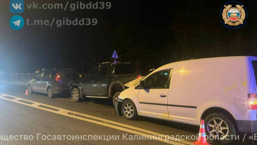 На подъезде к Светлогорску три машины устроили цепное ДТП: пострадала пассажирка - Новости Калининграда | Фото: сообщество Госавтоинспекции Калининградской области / «ВКонтакте»