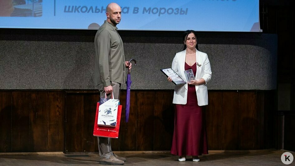 Игорь Маньков, КМТП, и лауреат премии Екатерина Преснякова | Фото: Александр Подгорчук / «Клопс»